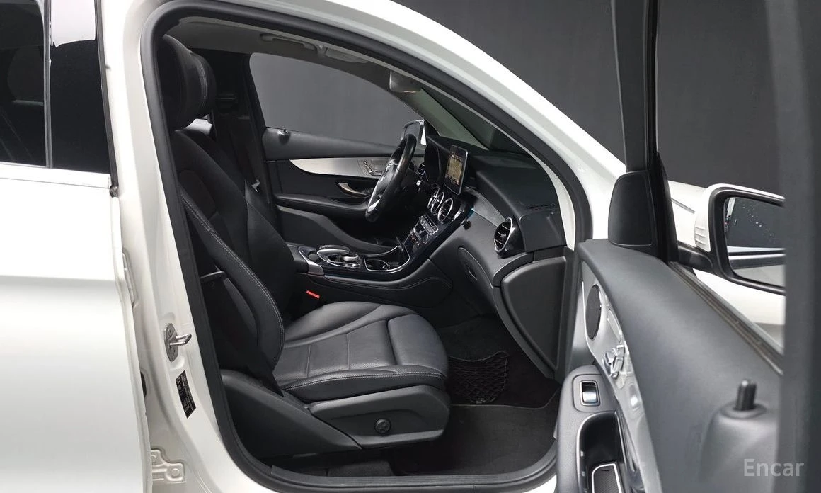 Mercedes-Benz GLC 220 * COUPE* 4MATIC* AMG* КОЖА* ПОДГРЕВ* ПАНОРАМА* , снимка 10 - Автомобили и джипове - 54041089