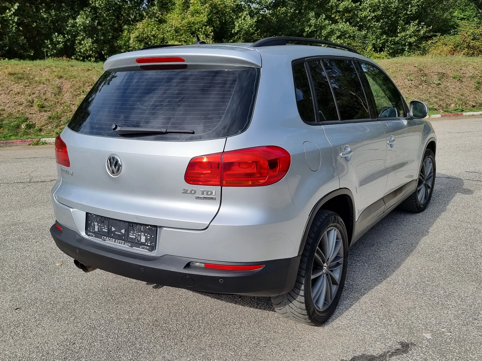 VW Tiguan 2.0 Tdi FACELIFT/KLIMATRONIK/6skorosti, снимка 6 - Автомобили и джипове - 54046059