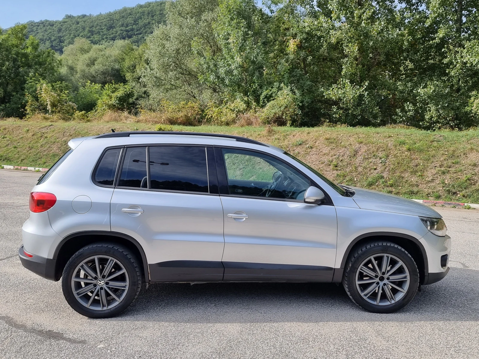 VW Tiguan 2.0 Tdi FACELIFT/KLIMATRONIK/6skorosti, снимка 8 - Автомобили и джипове - 54046059