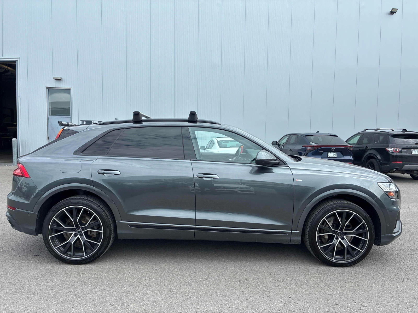 Audi Q8 / ОТ ПРЕДСТАВИТЕЛСТВО / ОБДУХВАНЕ / ПАНОРАМА, снимка 3 - Автомобили и джипове - 56126171