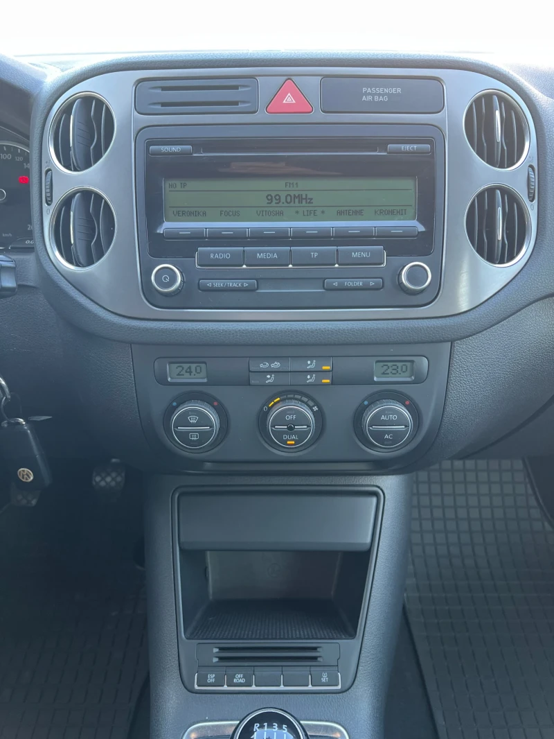 VW Tiguan 2.0 TDI 140kc 4x4, снимка 13 - Автомобили и джипове - 53401425