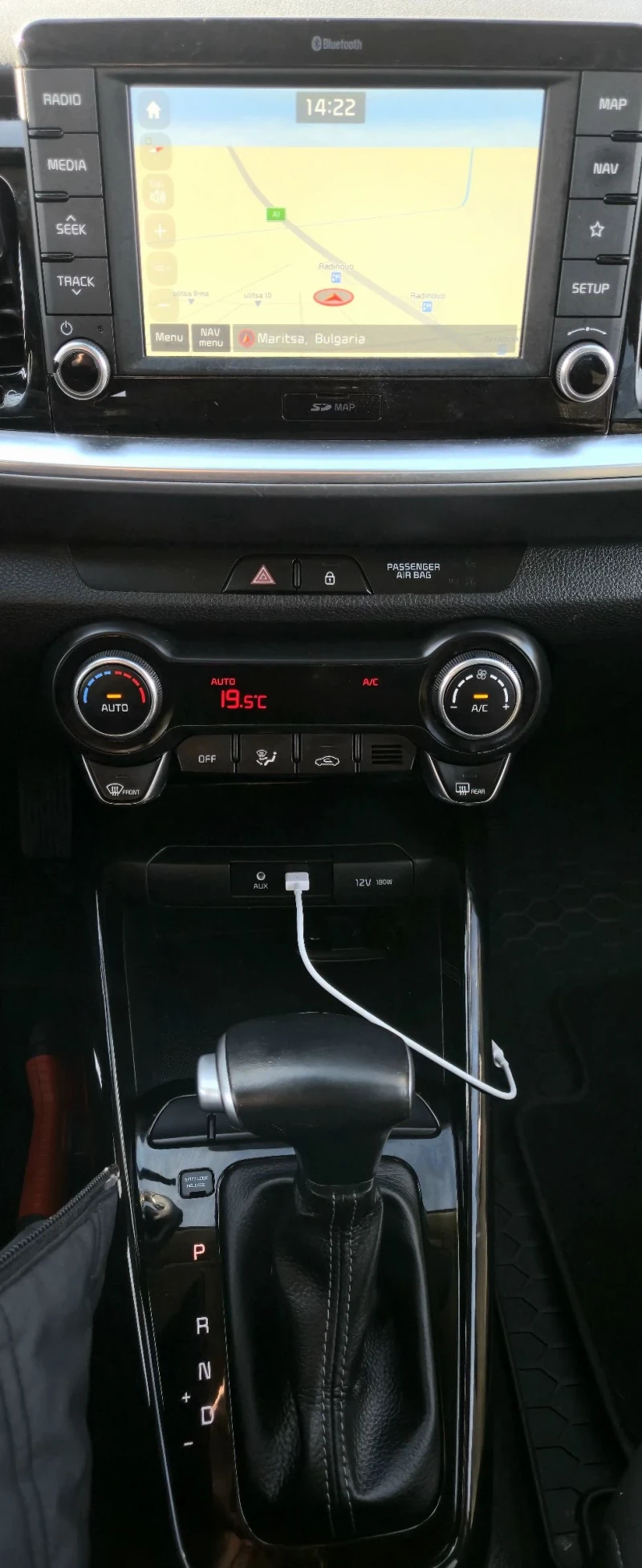 Kia Stonic TOP 120kc.T- GDI  НОВА - NAVI-CARPLAY-WAZE, снимка 13 - Автомобили и джипове - 53406676