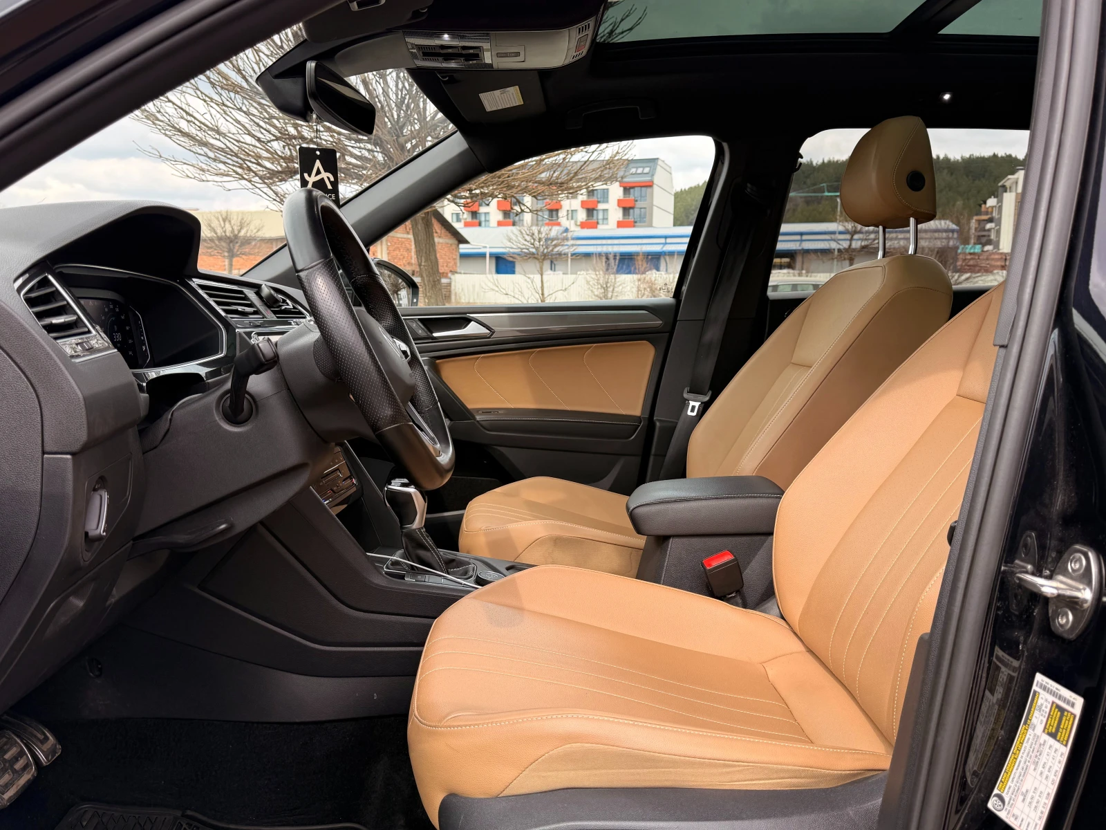 VW Tiguan Allspace R-Line * 2000 TSI * 4Motion * Distronic * Facelift, снимка 8 - Автомобили и джипове - 54034215