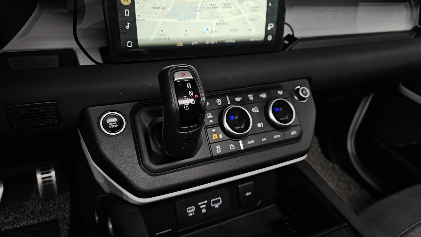 Land Rover Defender D240* BLIND SPOT* 360* ЛЮК* ПОДГРЕВ ВОЛАН* КРАЙНА , снимка 9 - Автомобили и джипове - 55383920