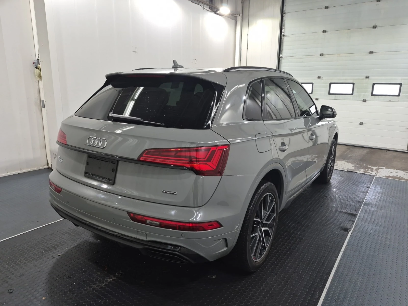 Audi Q5 PROGRESSIV / NARDO GREY / DISTRONIC / CARFAX, снимка 3 - Автомобили и джипове - 55831941