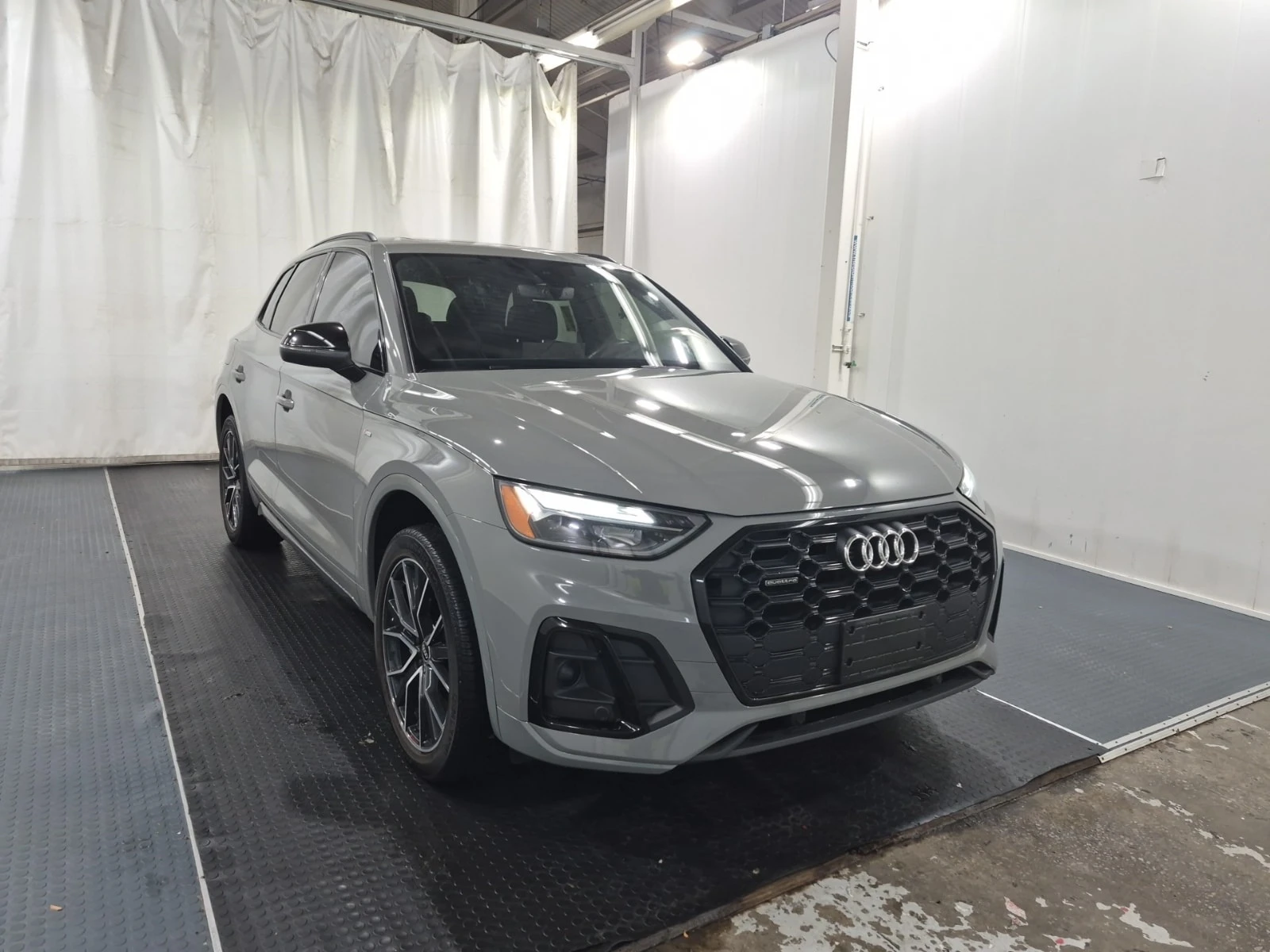 Audi Q5 PROGRESSIV / NARDO GREY / DISTRONIC / CARFAX, снимка 2 - Автомобили и джипове - 55831941