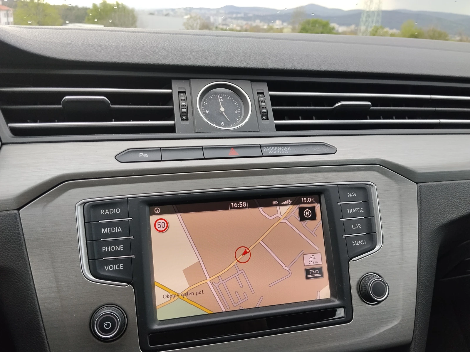 VW Passat B8/2.0 TDI 150 к.с/Keyless/Navi, снимка 13 - Автомобили и джипове - 54545542