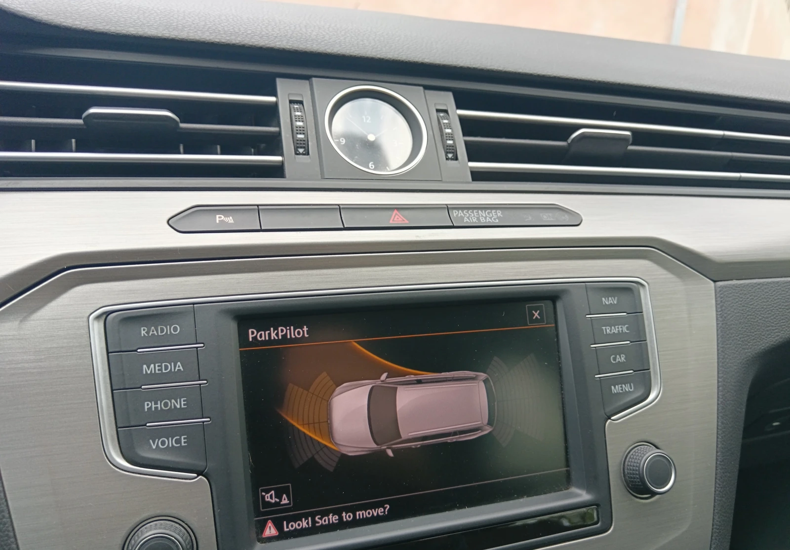 VW Passat B8/2.0 TDI 150 к.с/Keyless/Navi, снимка 12 - Автомобили и джипове - 54545542