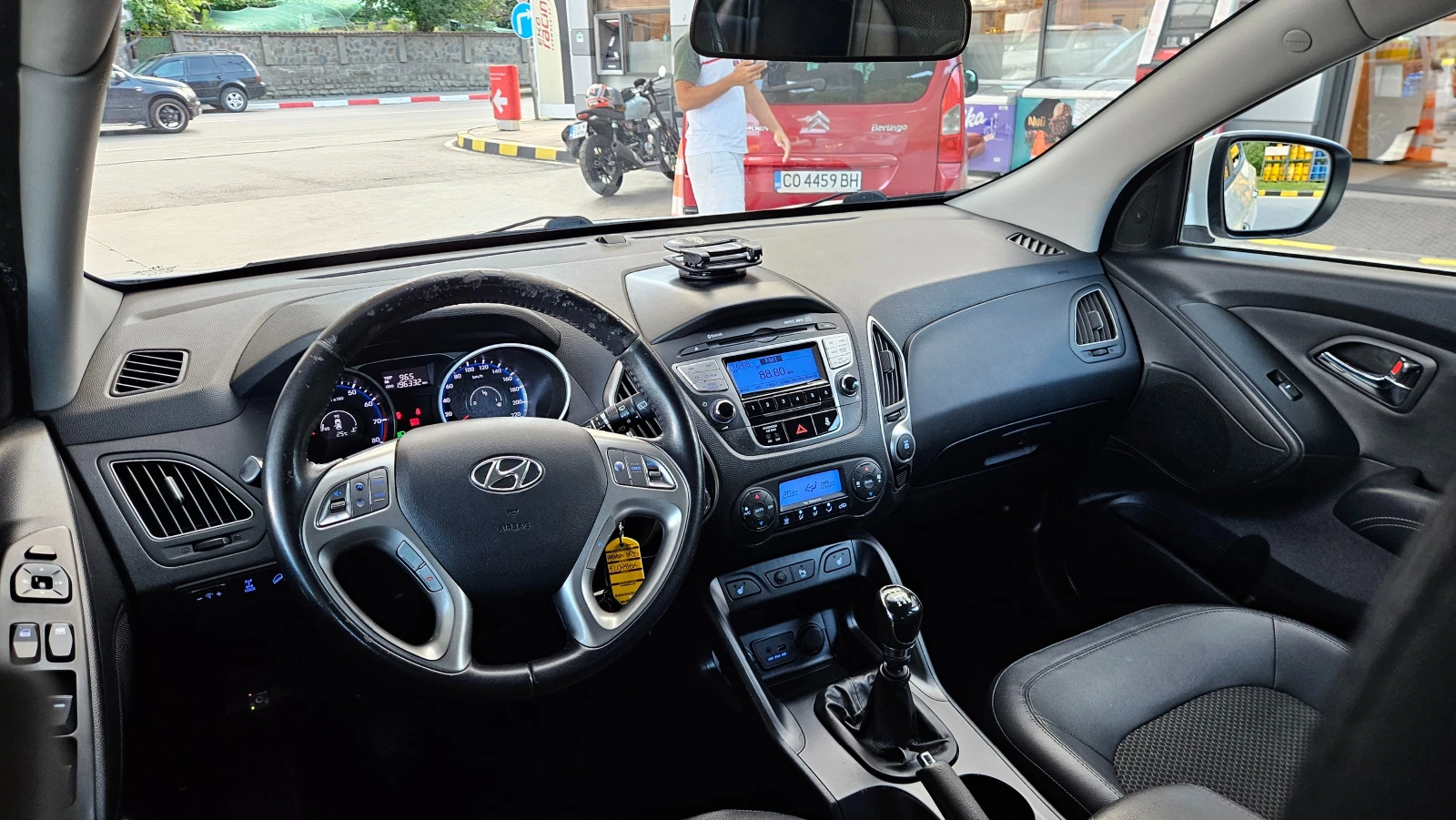 Hyundai IX35 2.0 GAZ/4X4/KLIMATRONIK/Koja, снимка 9 - Автомобили и джипове - 55240274