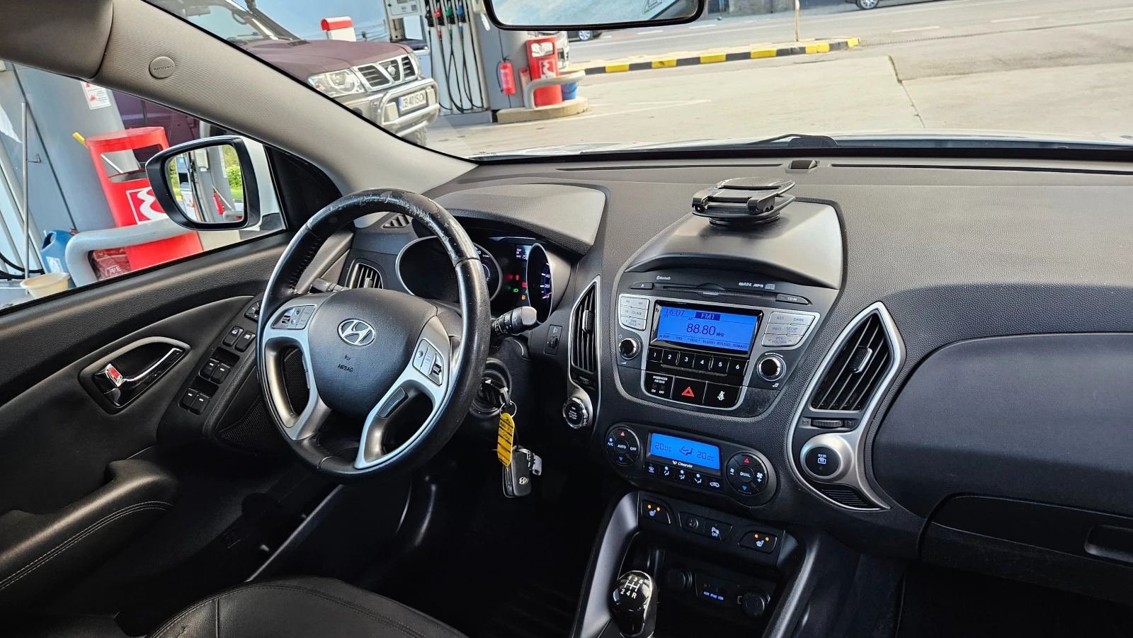 Hyundai IX35 2.0 GAZ/4X4/KLIMATRONIK/Koja, снимка 10 - Автомобили и джипове - 55240274