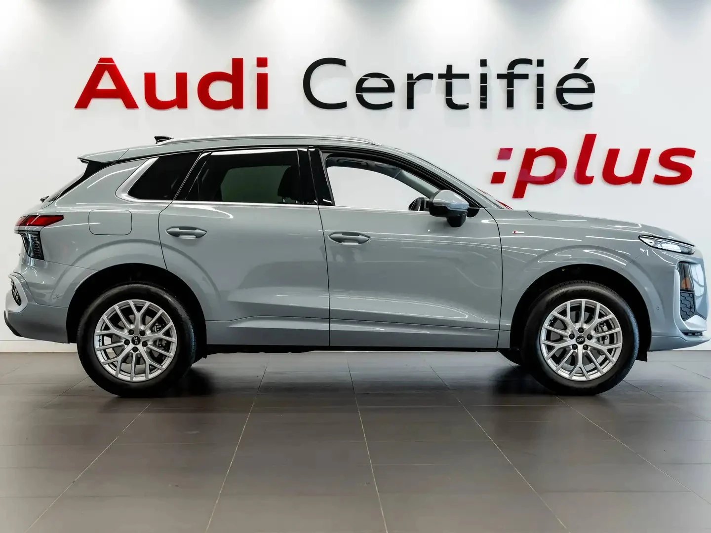 Audi Q3 PROGRESSIV ЦЕНА ДО БЪЛГАРИЯ АВТОКРЕДИТ, снимка 2 - Автомобили и джипове - 55626387
