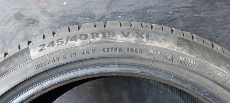 Гуми Зимни 245/40R19, снимка 6 - Гуми и джанти - 35130142