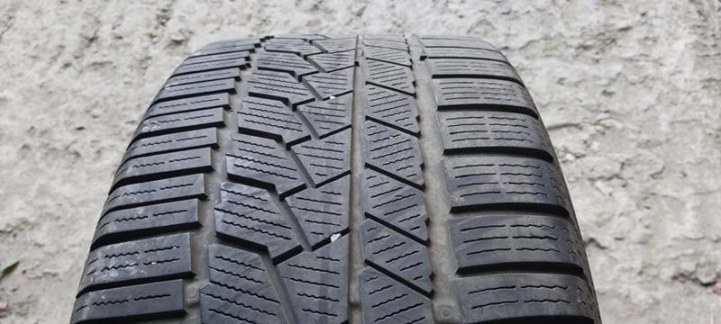 Гуми Зимни 245/40R19, снимка 1 - Гуми и джанти - 35130142