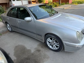 Mercedes-Benz E 200, снимка 2