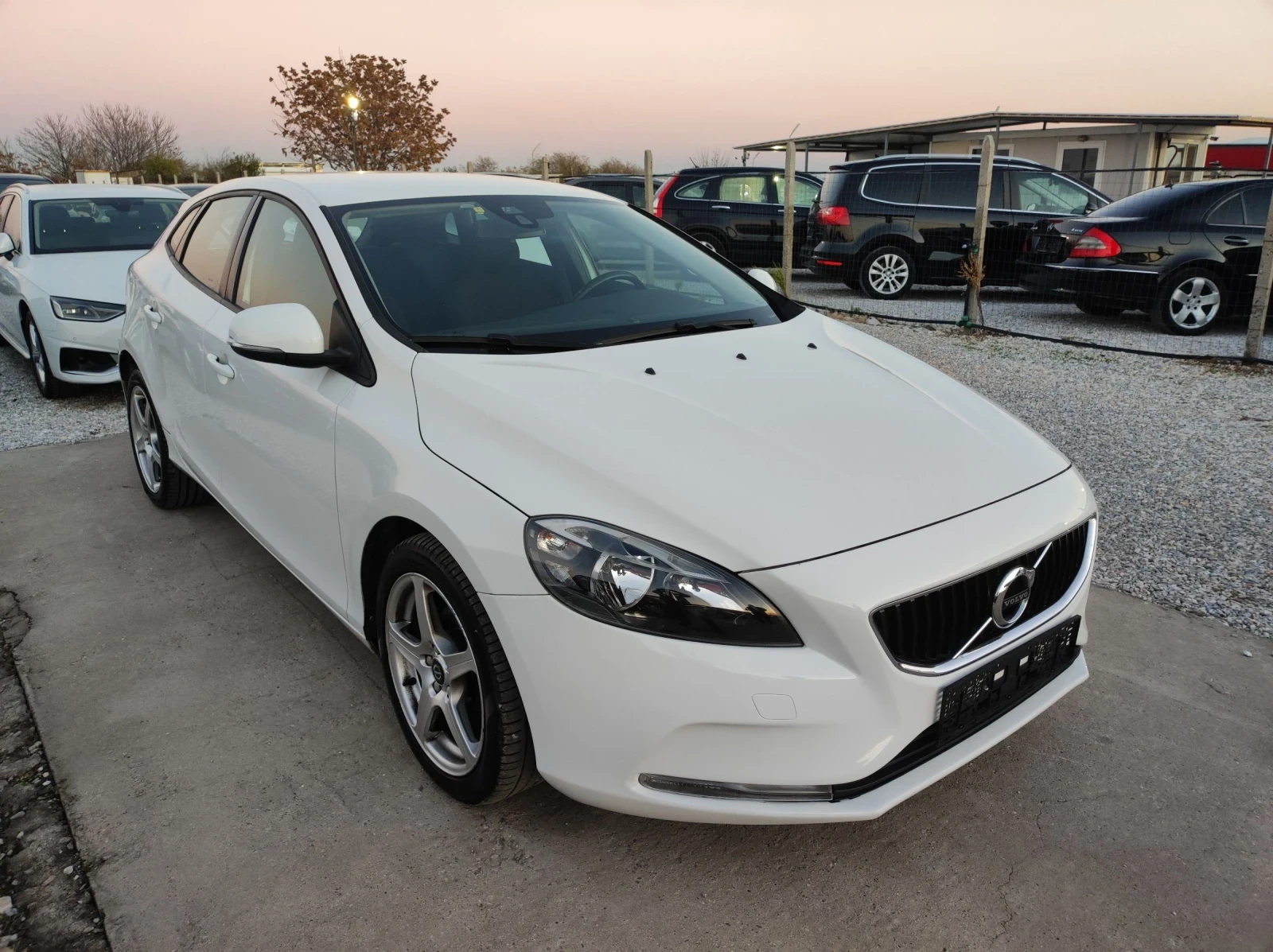 Volvo V40 2.0d D2 Kinetic - изображение 3