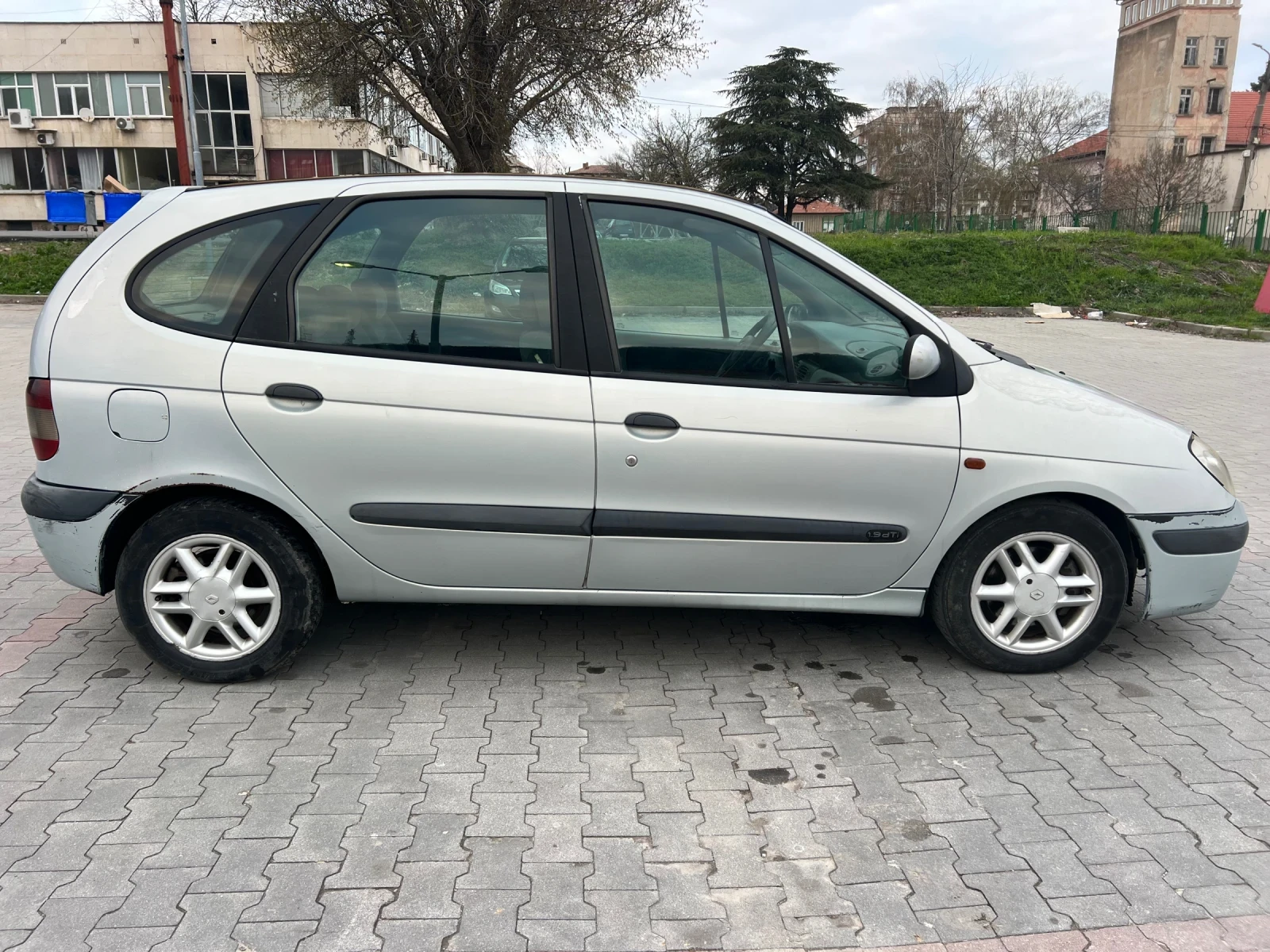 Renault Scenic 1.9 DTI АВТОМАТИК, снимка 2 - Автомобили и джипове - 54044599
