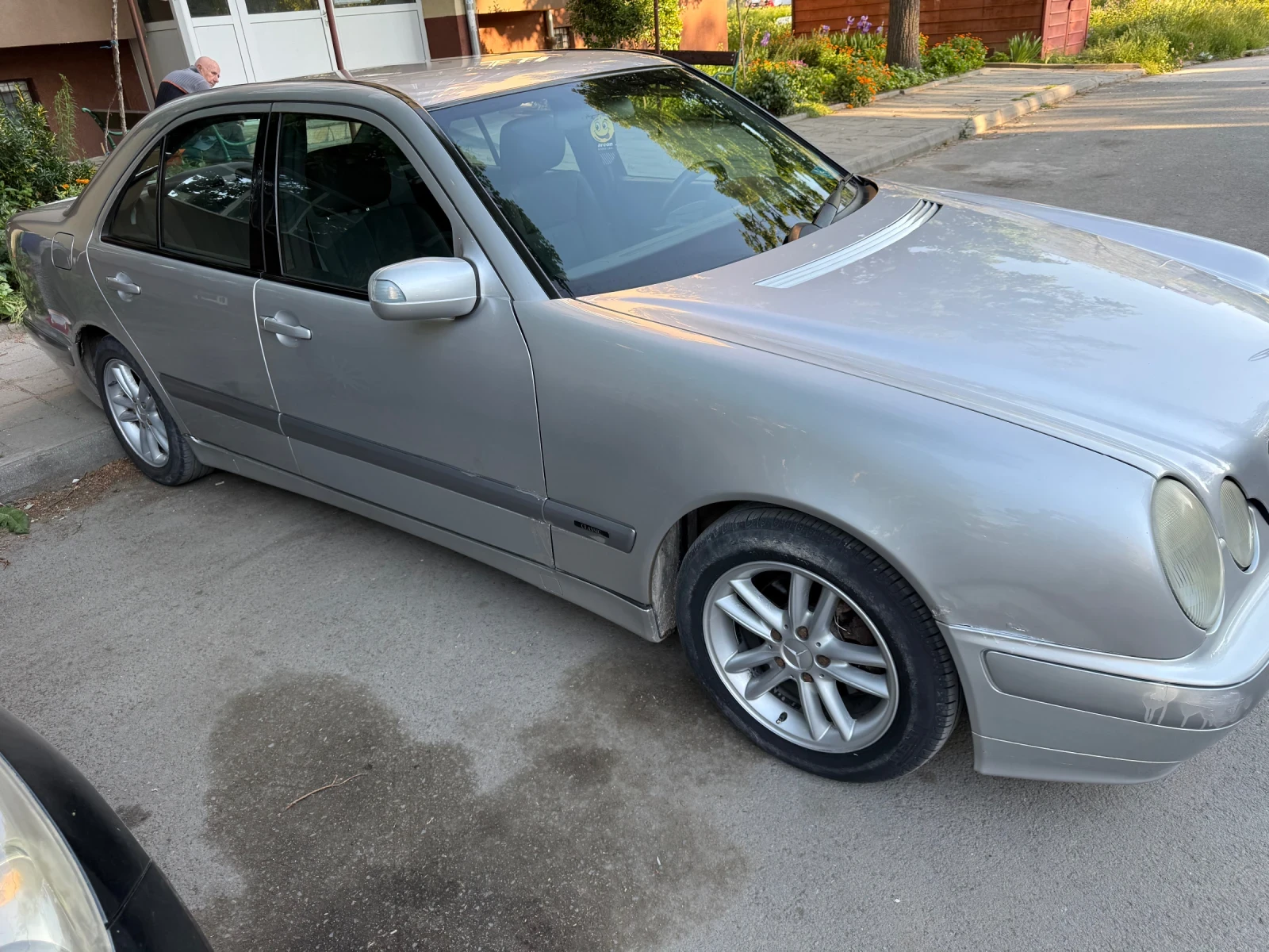 Mercedes-Benz E 200, снимка 2 - Автомобили и джипове - 54429206
