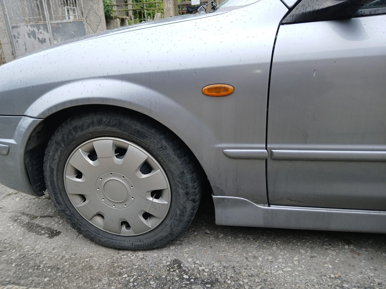 Mazda 323, снимка 5 - Автомобили и джипове - 54582237