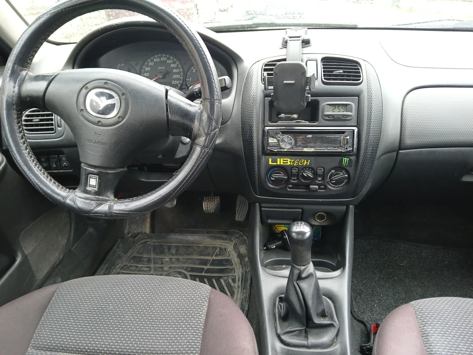 Mazda 323, снимка 11 - Автомобили и джипове - 54582237