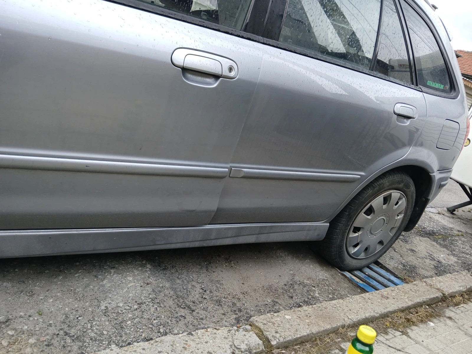 Mazda 323, снимка 2 - Автомобили и джипове - 54582237