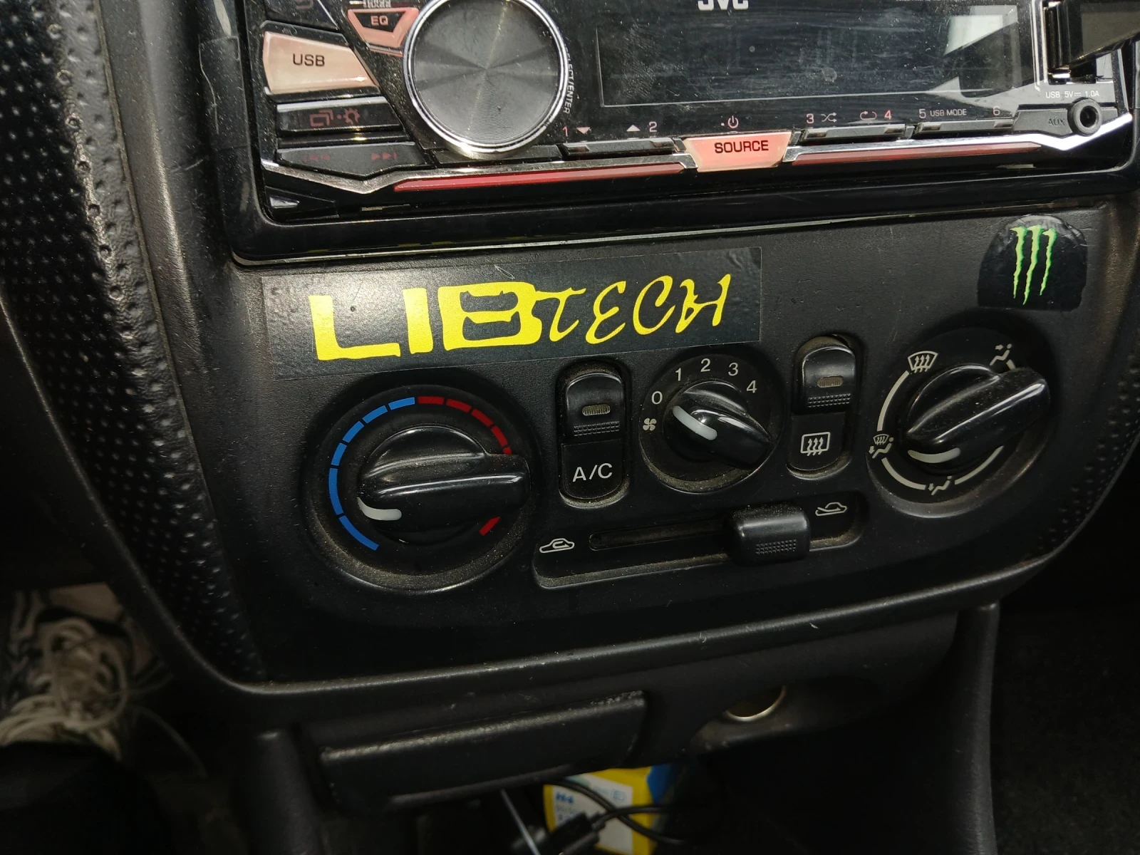 Mazda 323, снимка 9 - Автомобили и джипове - 54582237