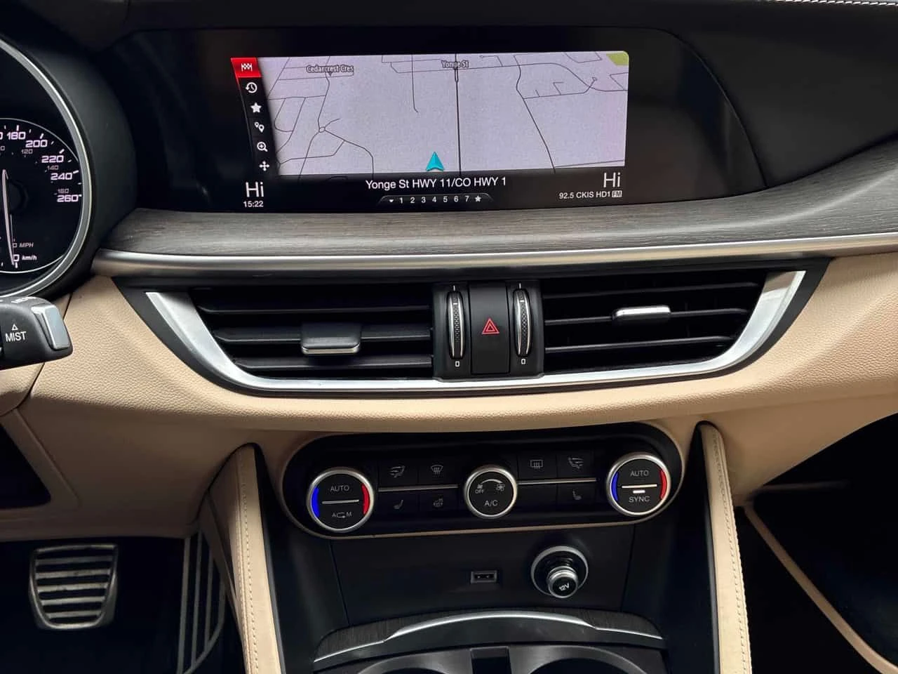 Alfa Romeo Stelvio * Ti Lusso * DISTRONIC* ПОДГРЕВИ* + ГУМИ С ДЖАНТИ, снимка 9 - Автомобили и джипове - 54580557