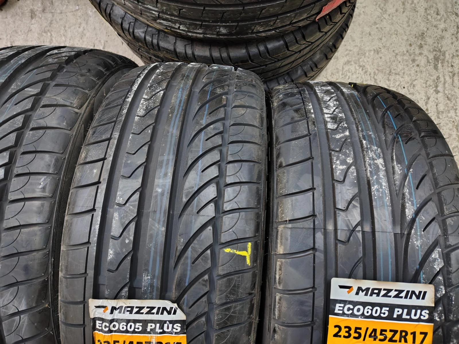 Гуми Летни 235/45R17, снимка 4 - Гуми и джанти - 53747402