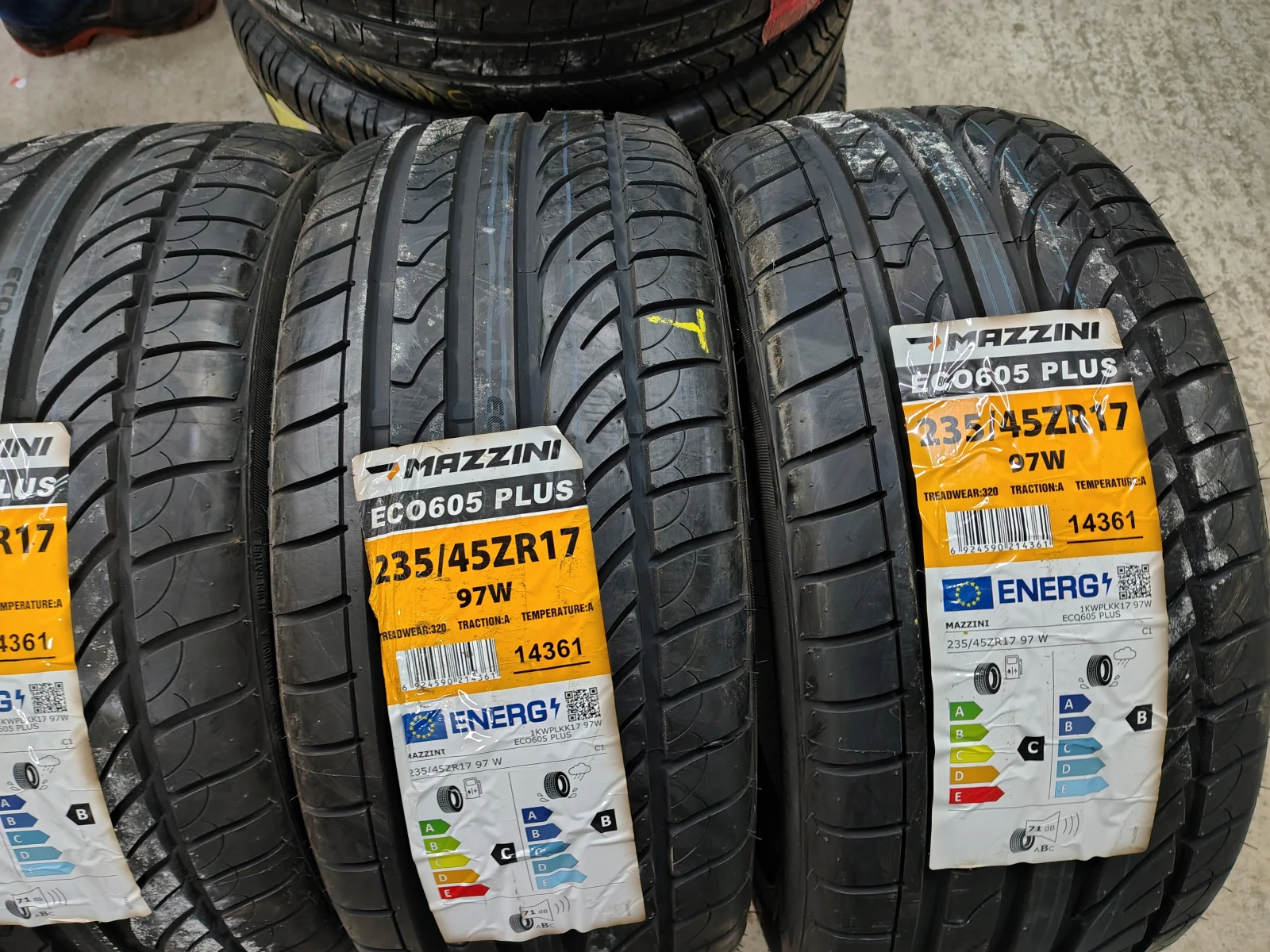 Гуми Летни 235/45R17, снимка 3 - Гуми и джанти - 53747402