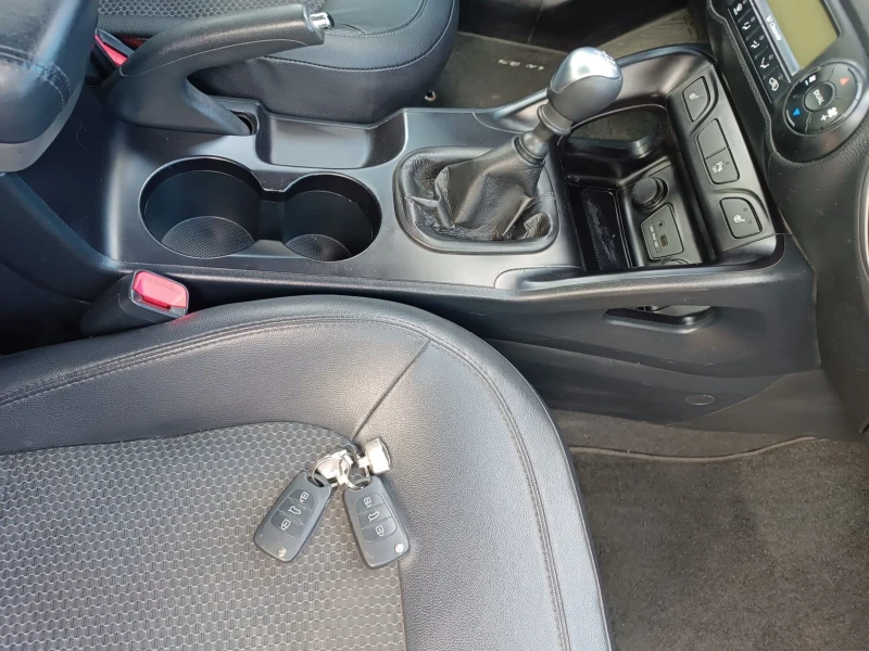 Hyundai IX35 1.7CRDI Кожа Подгрев, снимка 12 - Автомобили и джипове - 52362618