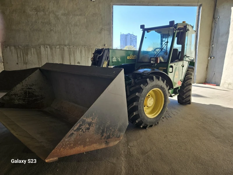 Телескопичен товарач John Deere 3200