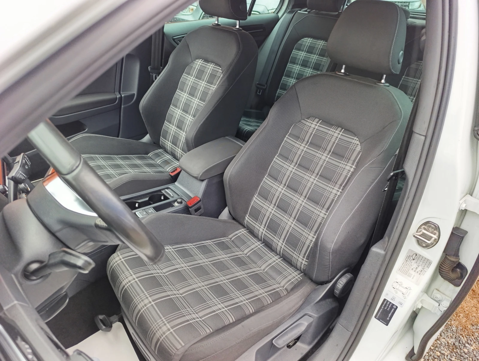 VW Golf 2.0 TDI GTD, снимка 15 - Автомобили и джипове - 54885395