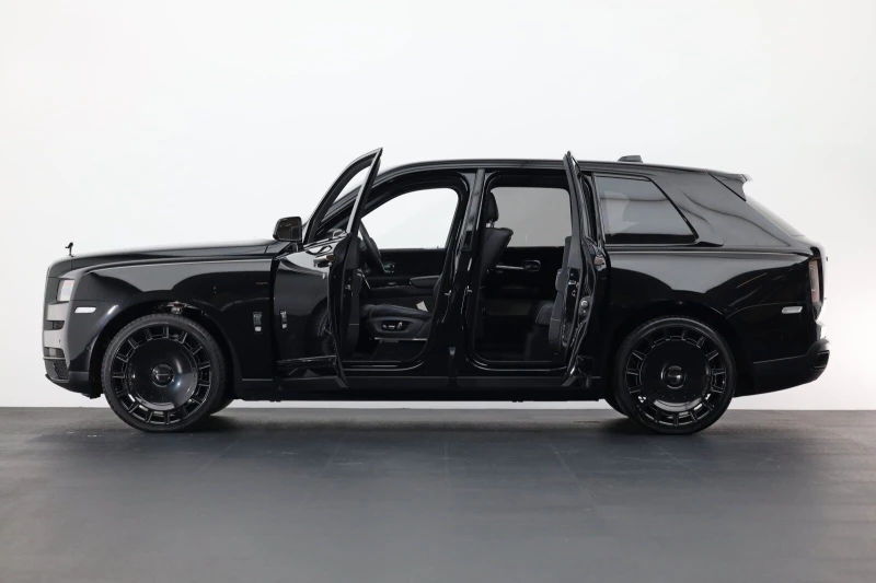 Rolls-Royce Cullinan V12/BLACK BADGE/SHOOTING STAR/BESPOKE/ MANSORY 24/, снимка 11 - Автомобили и джипове - 47520962