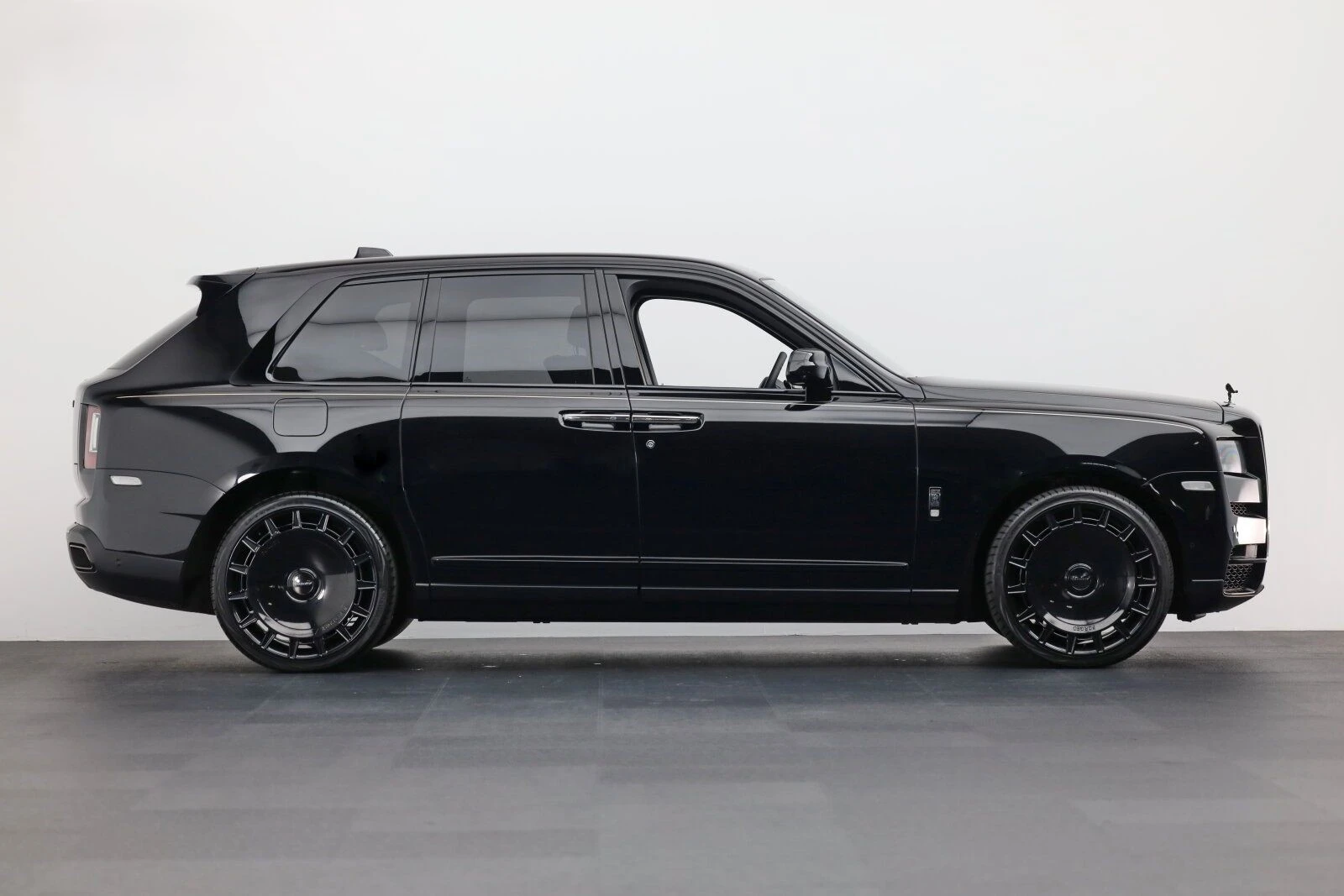 Rolls-Royce Cullinan V12/BLACK BADGE/SHOOTING STAR/BESPOKE/ MANSORY 24/ - изображение 7