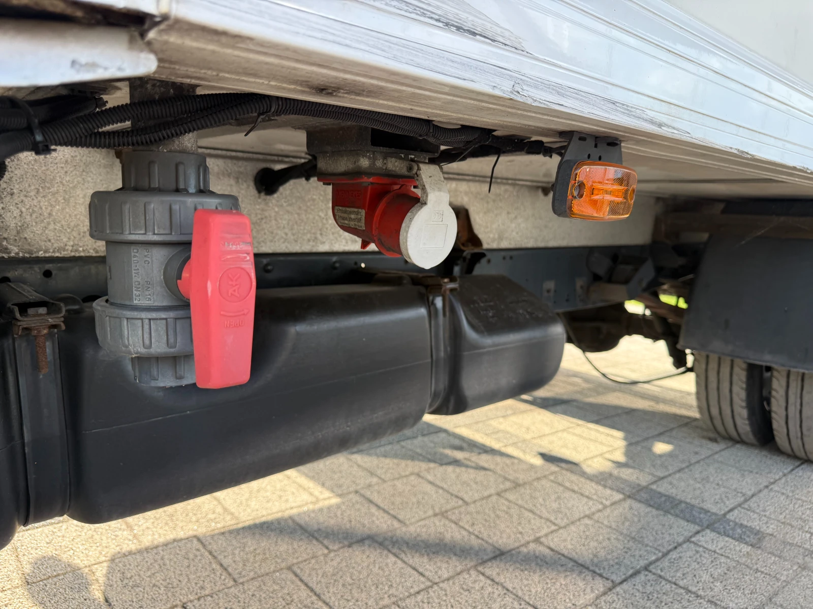Iveco Daily 35C16 3.0HPI Хладилен до 3.5т 3.83м КлимаNewModel , снимка 5 - Бусове и автобуси - 56166642