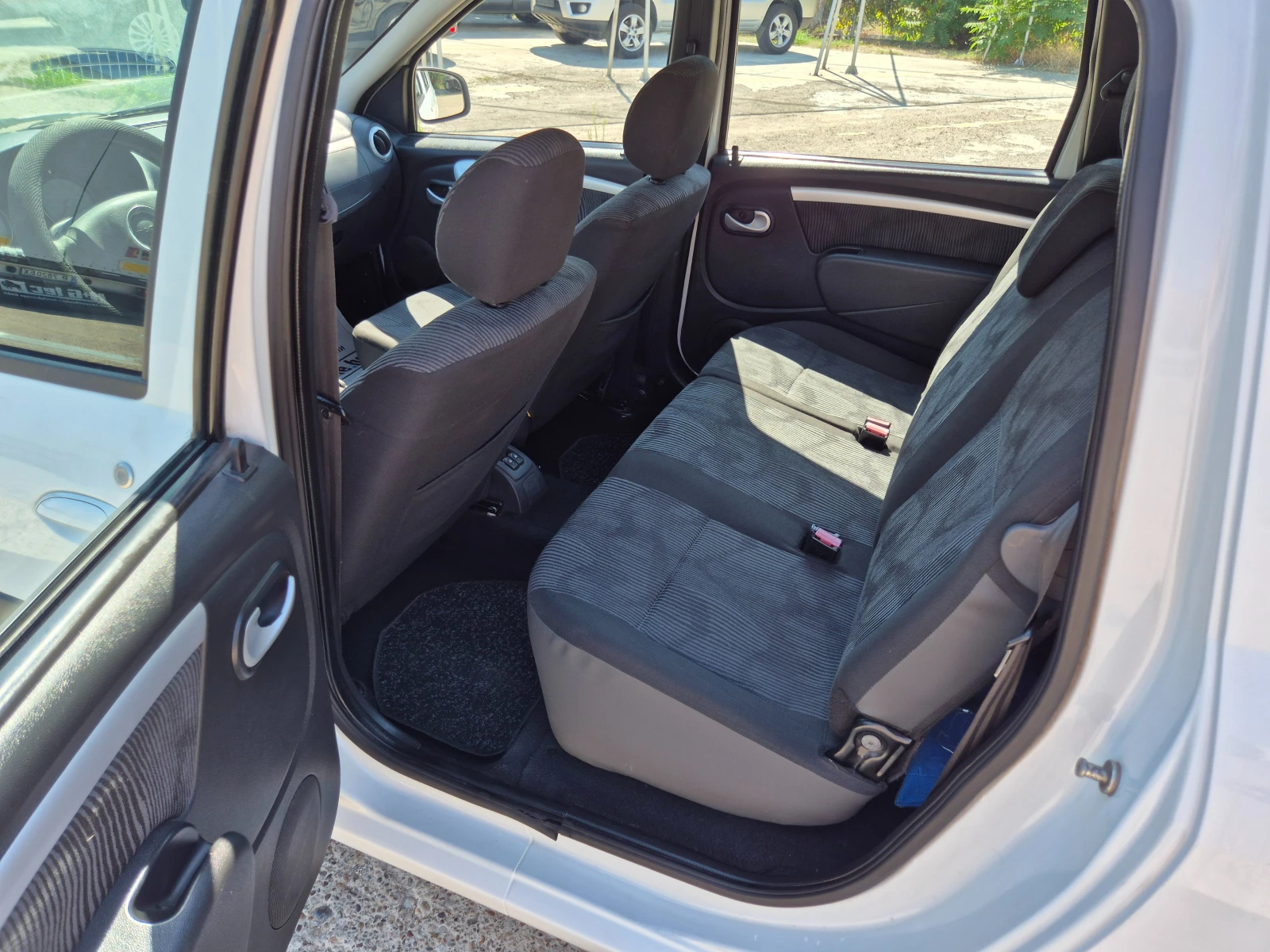 Dacia Logan 1.6i-Газ, Италия - изображение 8