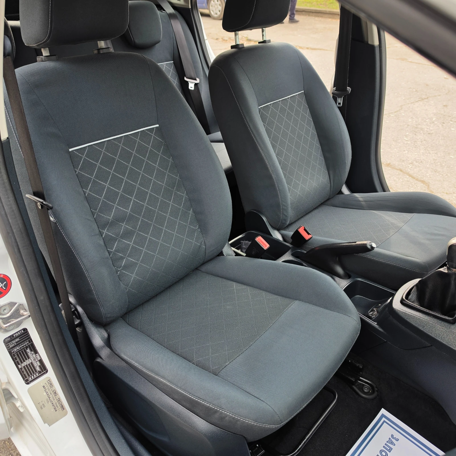 Ford Fiesta 1.4i фабрична Газ, снимка 12 - Автомобили и джипове - 53892418