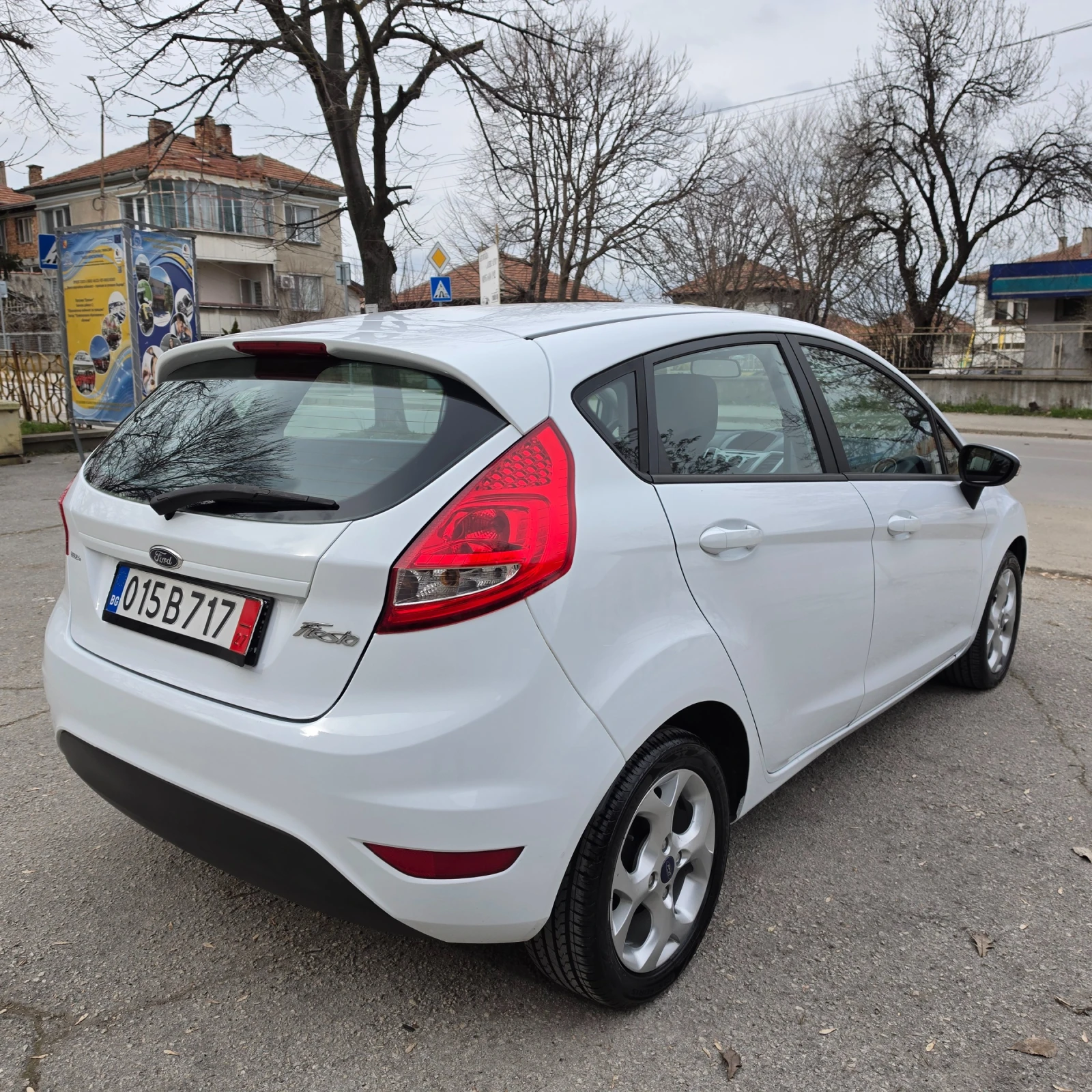 Ford Fiesta 1.4i фабрична Газ, снимка 4 - Автомобили и джипове - 53892418