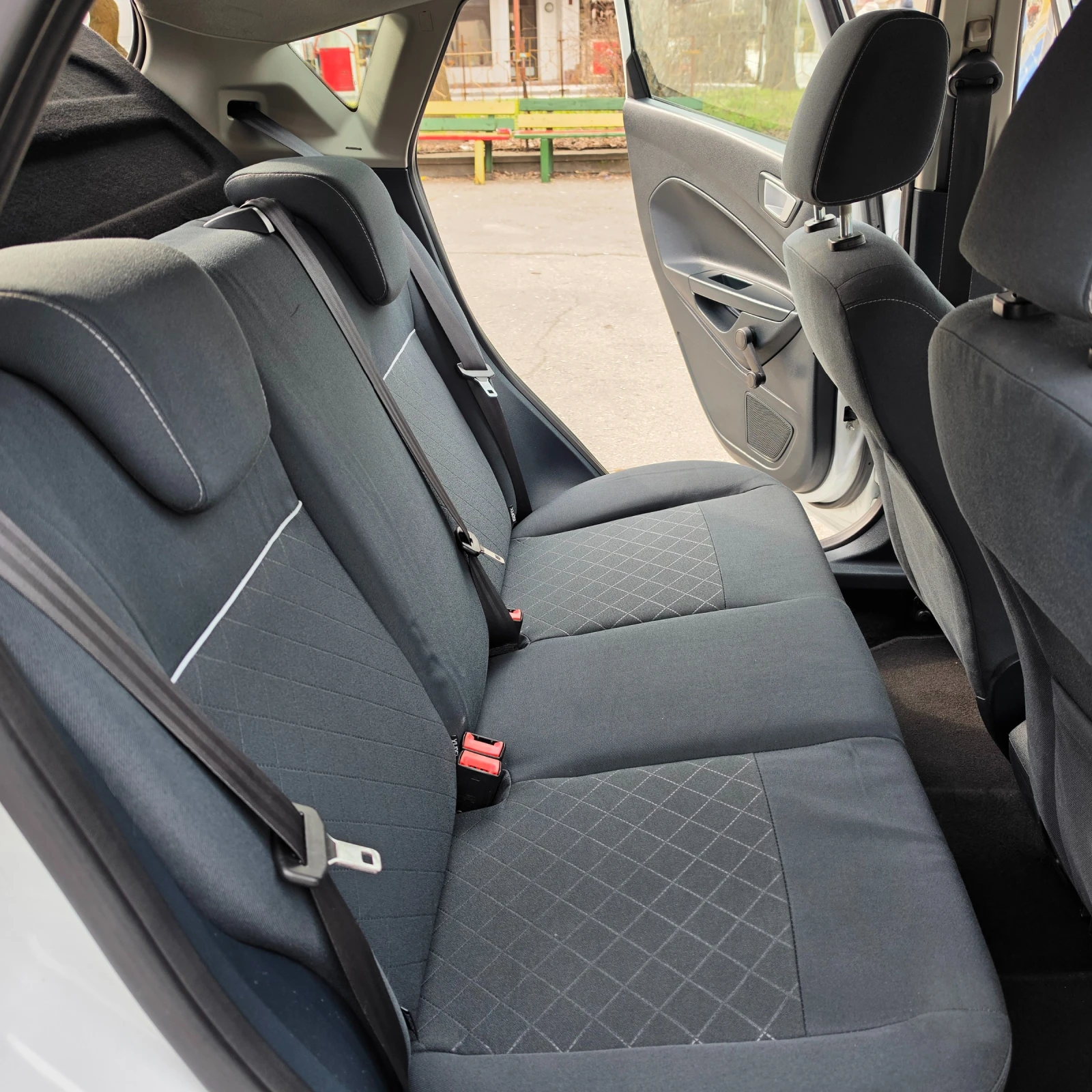 Ford Fiesta 1.4i фабрична Газ, снимка 11 - Автомобили и джипове - 53892418