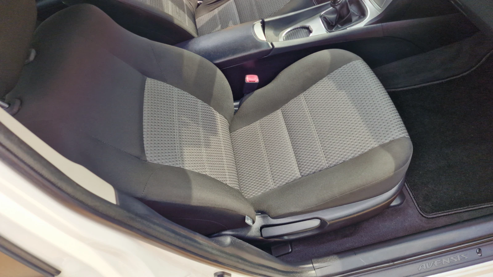 Toyota Avensis 2.0D-4D-125k.c., снимка 14 - Автомобили и джипове - 56040373
