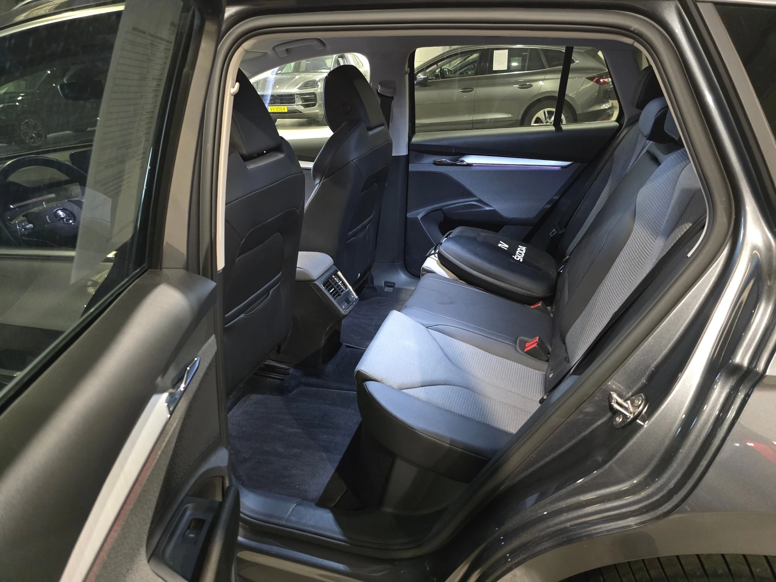 Skoda Enyaq 80 LED Ambient Navi, снимка 11 - Автомобили и джипове - 56724627