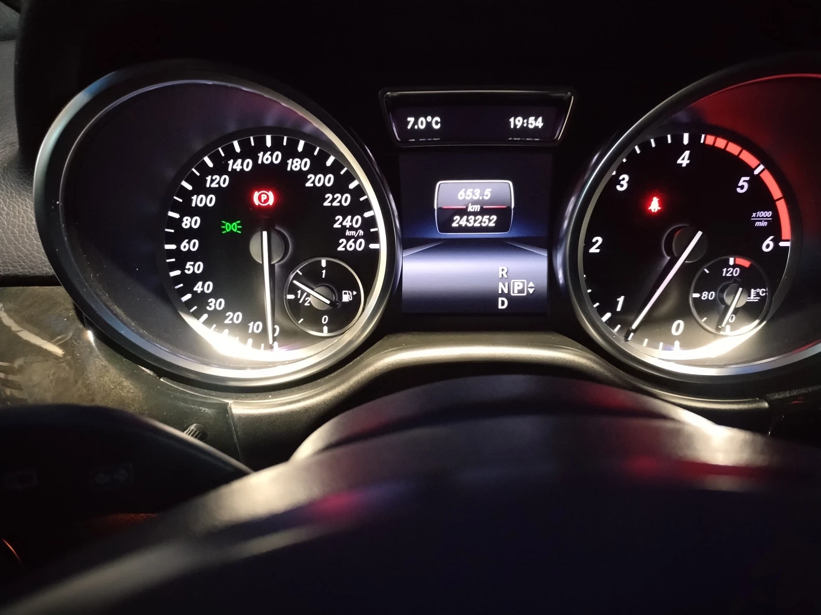 Mercedes-Benz ML 350 4 MATIC, BLUETEC, AMG PACK, HARMAN, черен таван, д, снимка 13 - Автомобили и джипове - 53879116