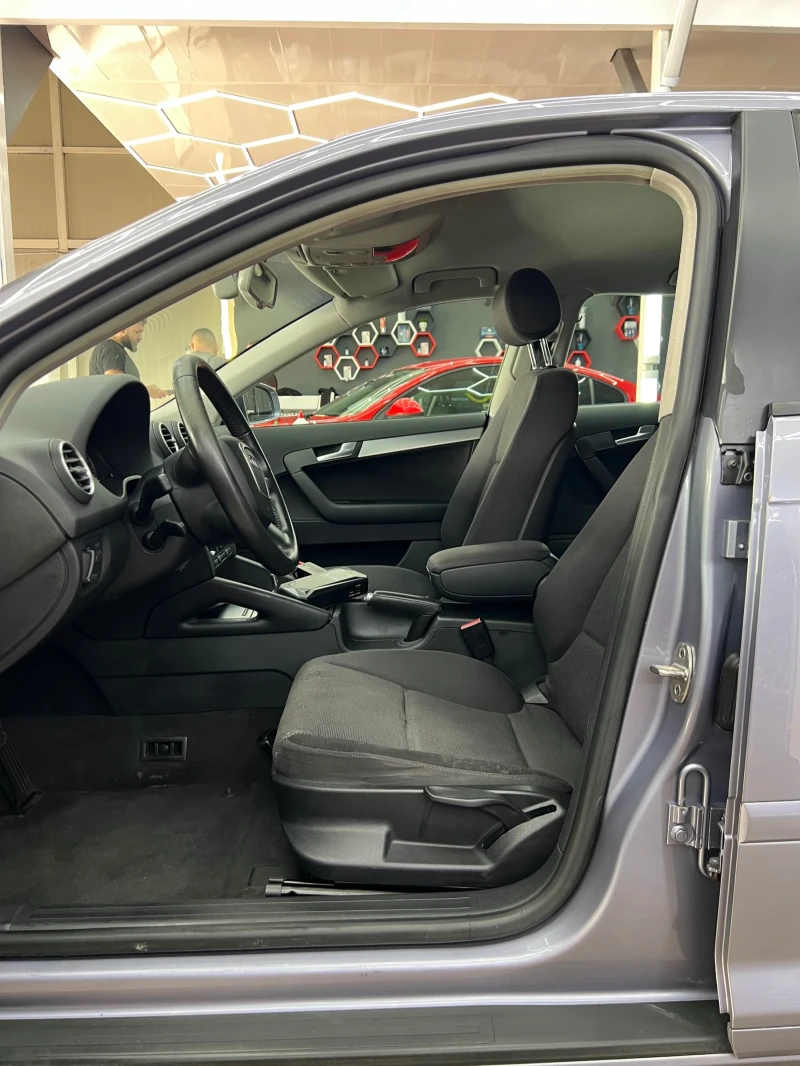 Audi A3 1.6i Автоматик, снимка 10 - Автомобили и джипове - 52566512