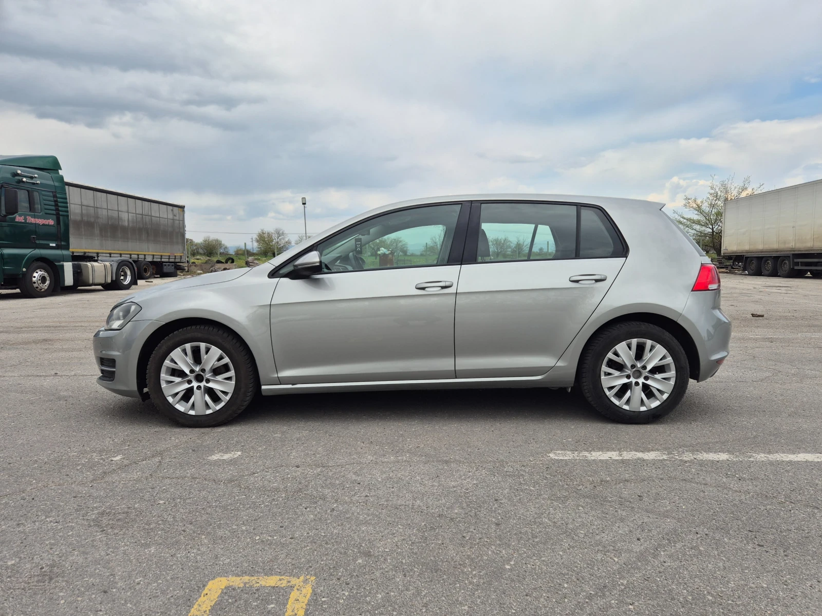 VW Golf 1.6тди, снимка 8 - Автомобили и джипове - 54258071