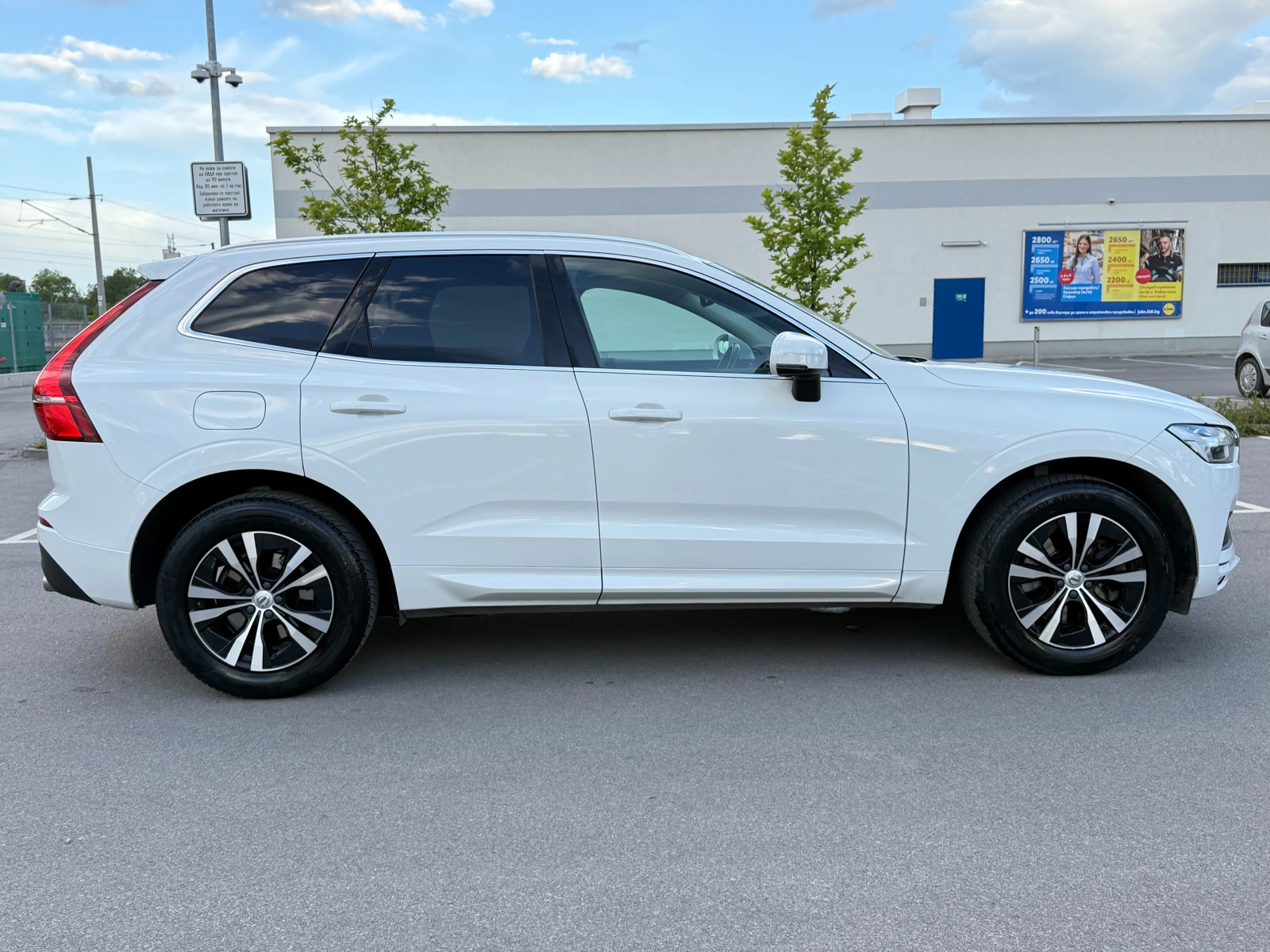 Volvo XC60 * MIlDHYBRID* KOJA* DISSTRONIK* КАТО НОВА* EURO6D* - изображение 7