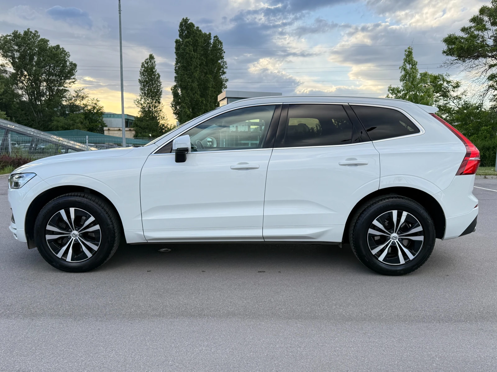 Volvo XC60 * MIlDHYBRID* KOJA* DISSTRONIK* КАТО НОВА* EURO6D* - изображение 3