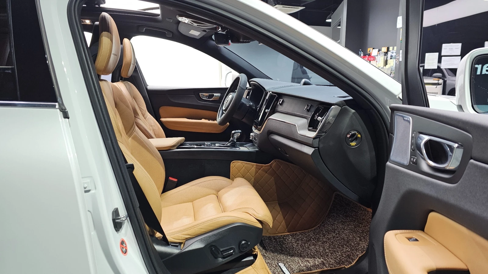 Volvo XC60 D4 Inscription | AWD | HUD | Massage Seats, снимка 9 - Автомобили и джипове - 54696243
