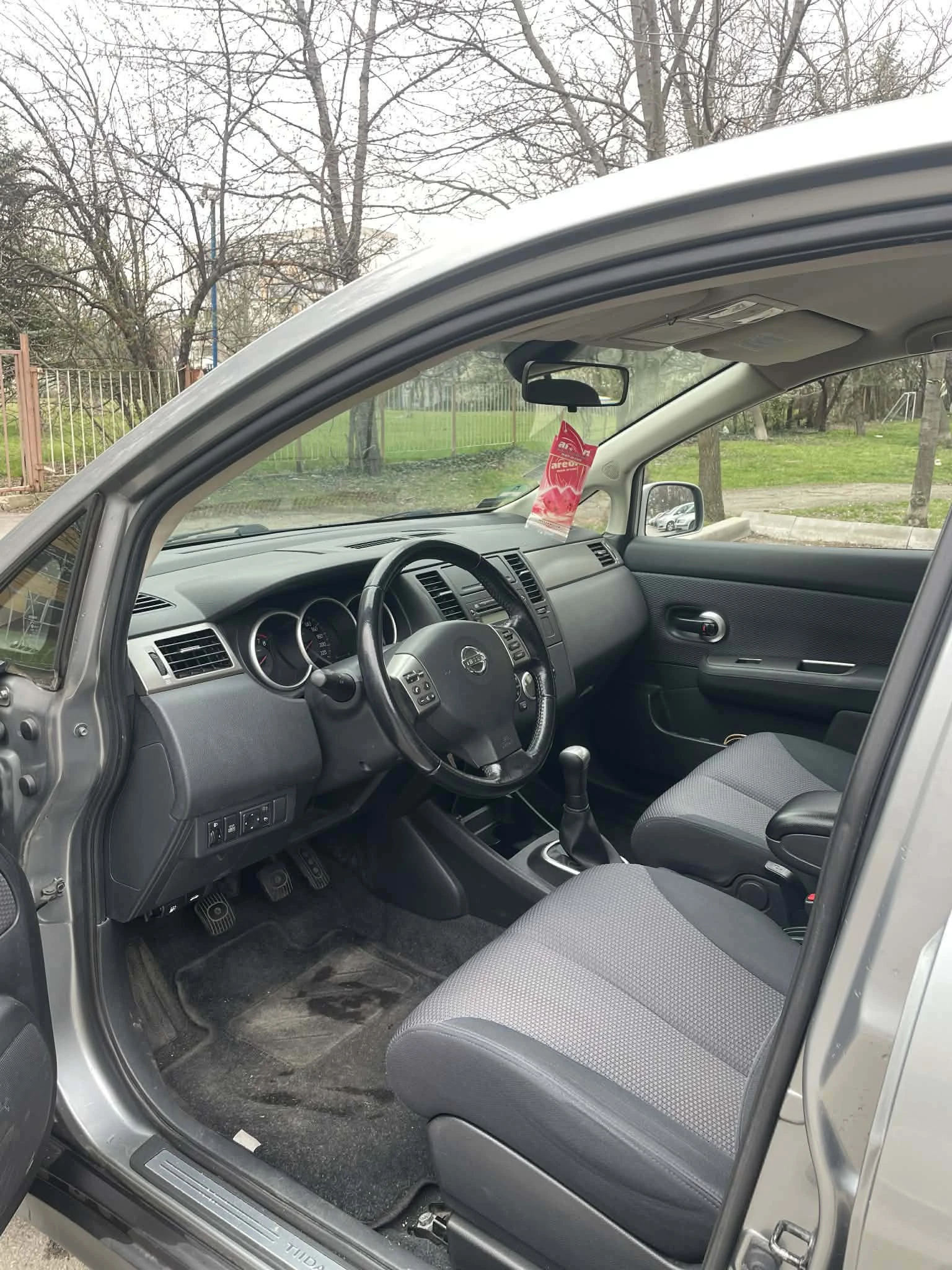 Nissan Tiida, снимка 9 - Автомобили и джипове - 54160061