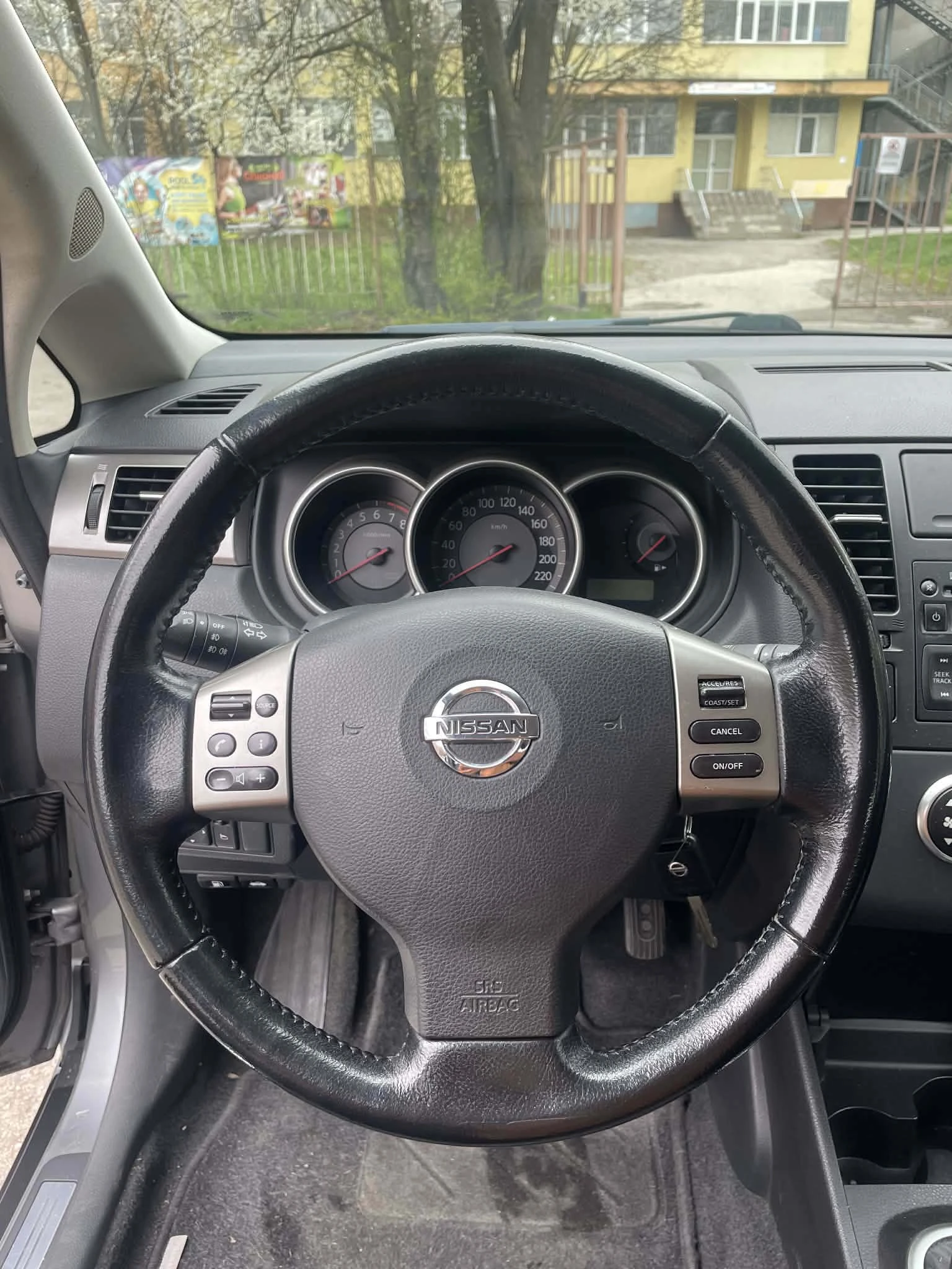 Nissan Tiida, снимка 11 - Автомобили и джипове - 54160061