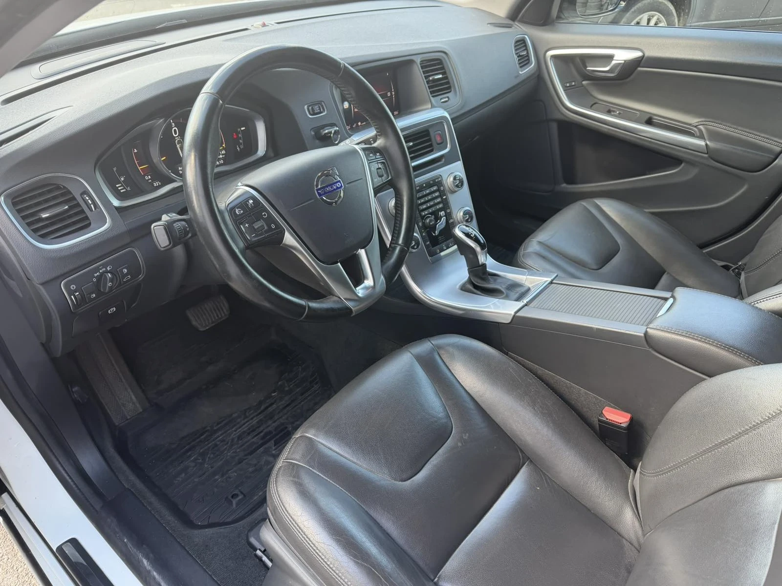 Volvo V60 Cross Country 2.4d D4 AWD, снимка 6 - Автомобили и джипове - 55057076