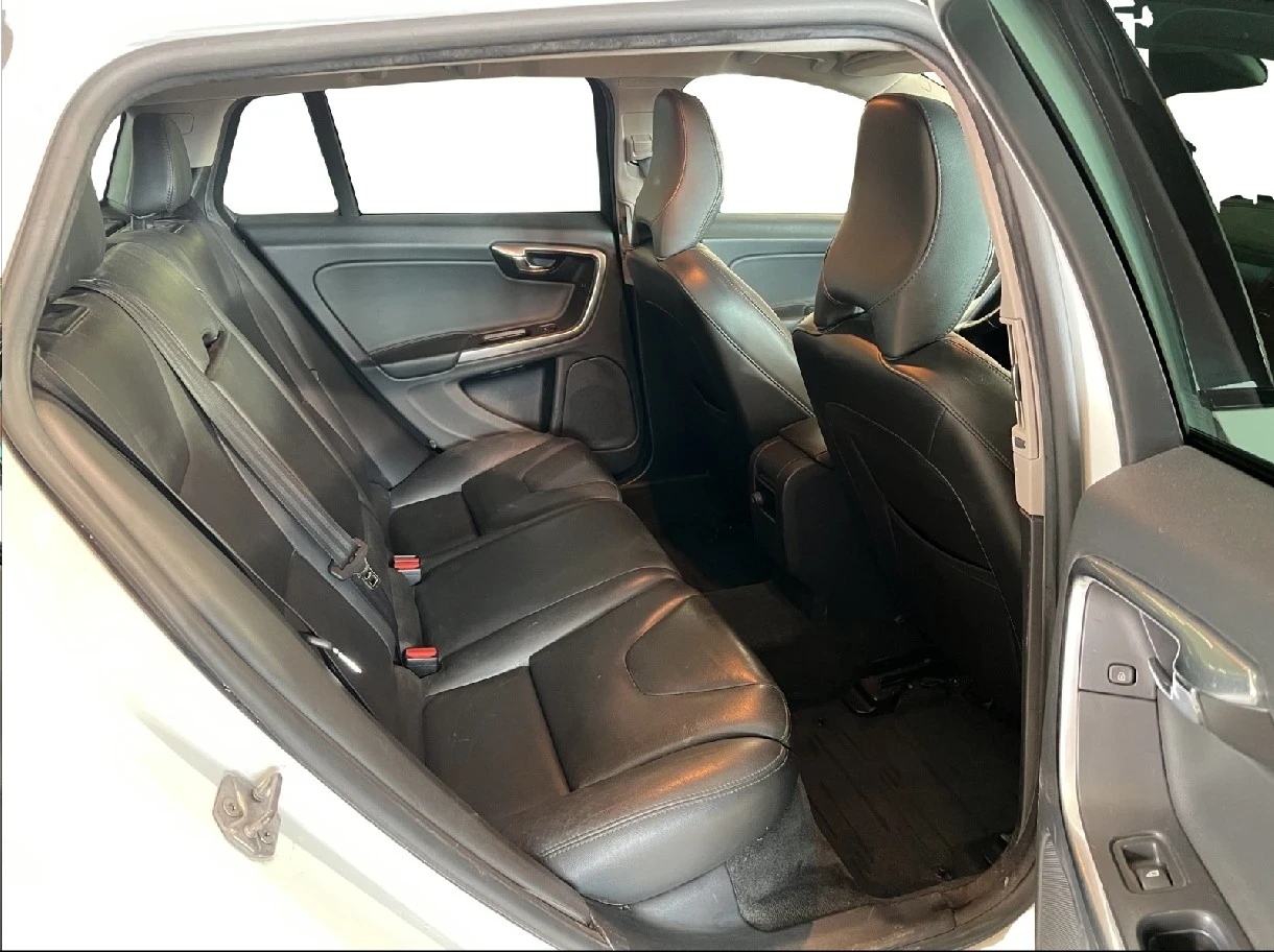 Volvo V60 Cross Country 2.4d D4 AWD, снимка 9 - Автомобили и джипове - 54671749